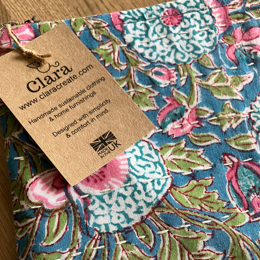 Handmade artisan zipper pouch with slow stitch embellishment. Blue botanical design with a pink linen lining. For storing daily essentials, toiletries, jewellery, stationary or craft items and treasures.
Sustainable and biodegradable.